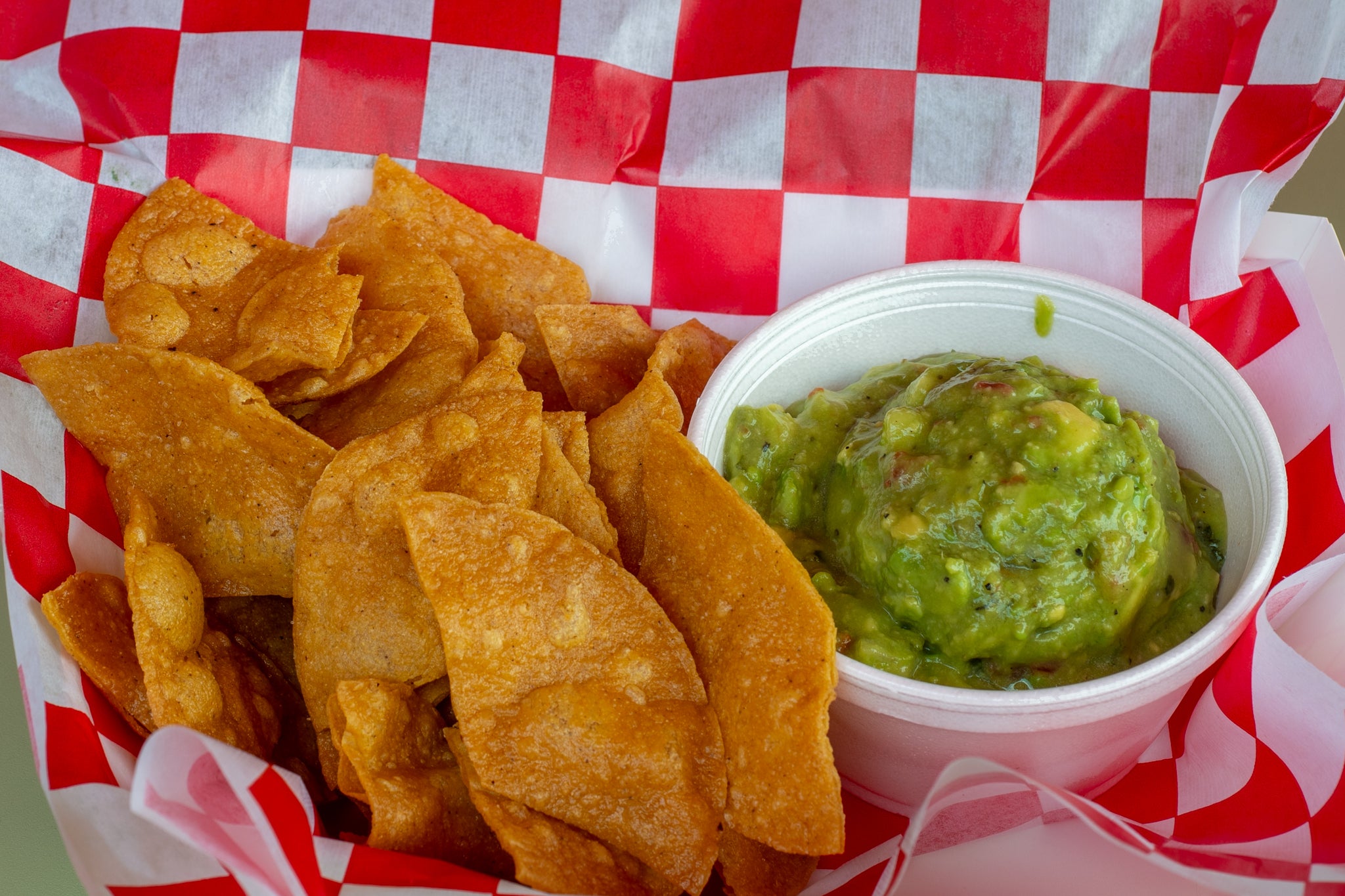 chips-guacamole-gaspachos-fruits-cravings